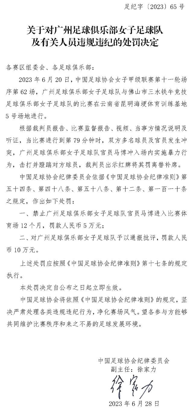 在同步曝光的海报中，美女环绕却被揪住耳朵的郑恺表情戏剧感十足，似乎预示着一场好戏即将开场